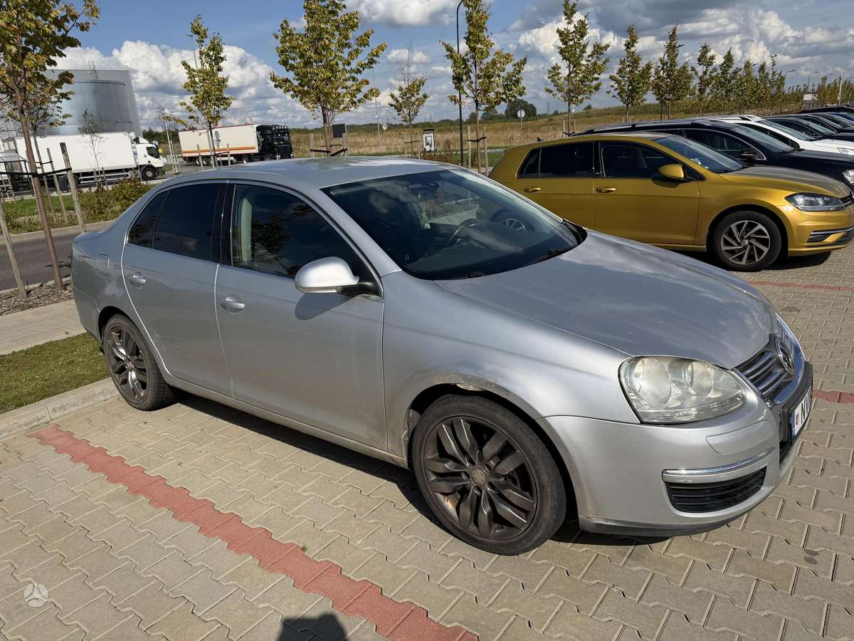 Volkswagen Jetta - 2