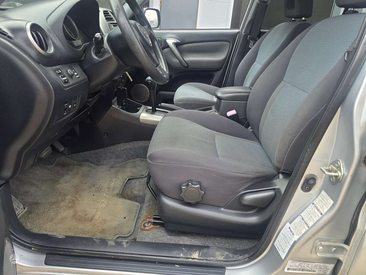 Toyota RAV4 - 8