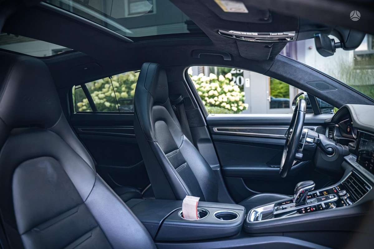 Porsche Panamera - 12