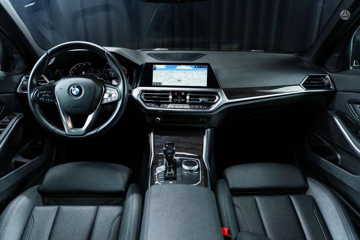BMW 330, 2.0 l., Седан
