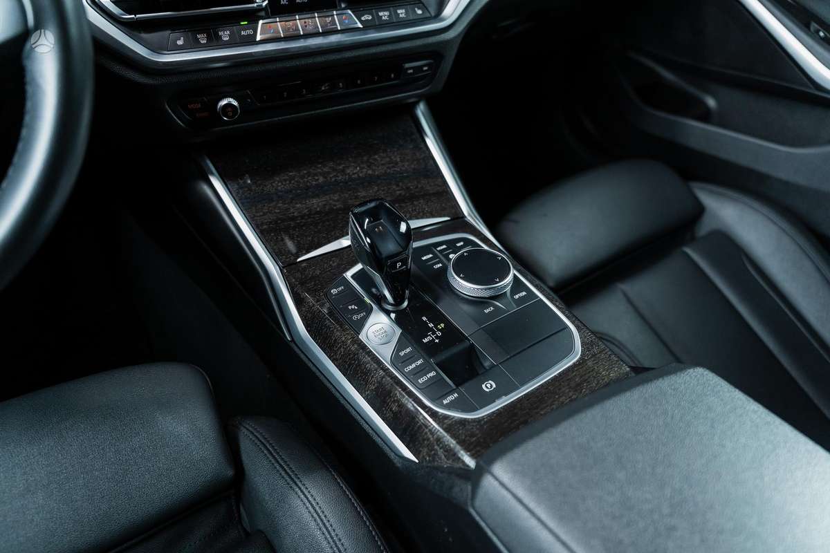 BMW 330, 2.0 l., Седан