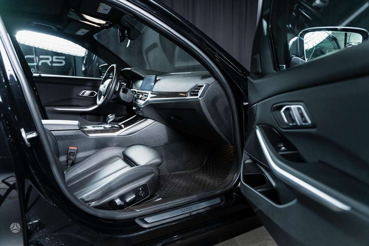 BMW 330, 2.0 l., Седан