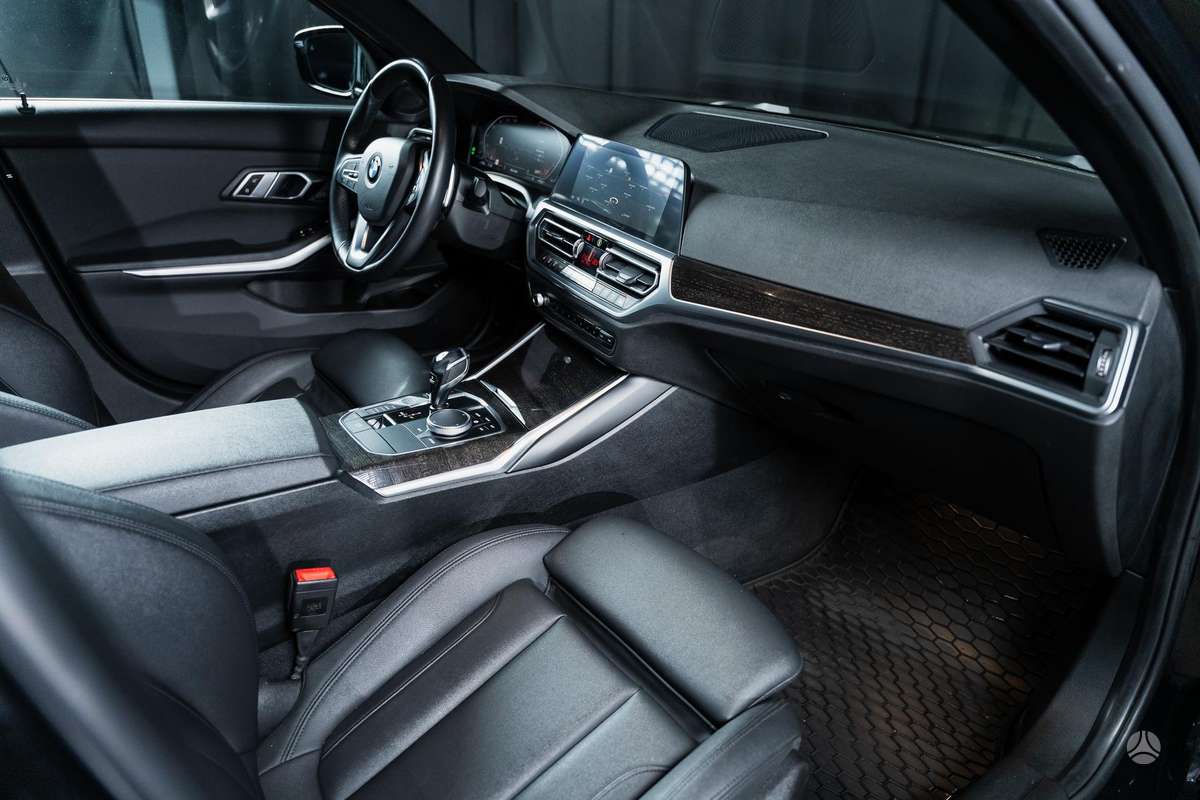 BMW 330, 2.0 l., Седан