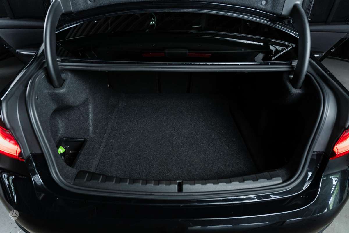BMW 330, 2.0 l., Седан