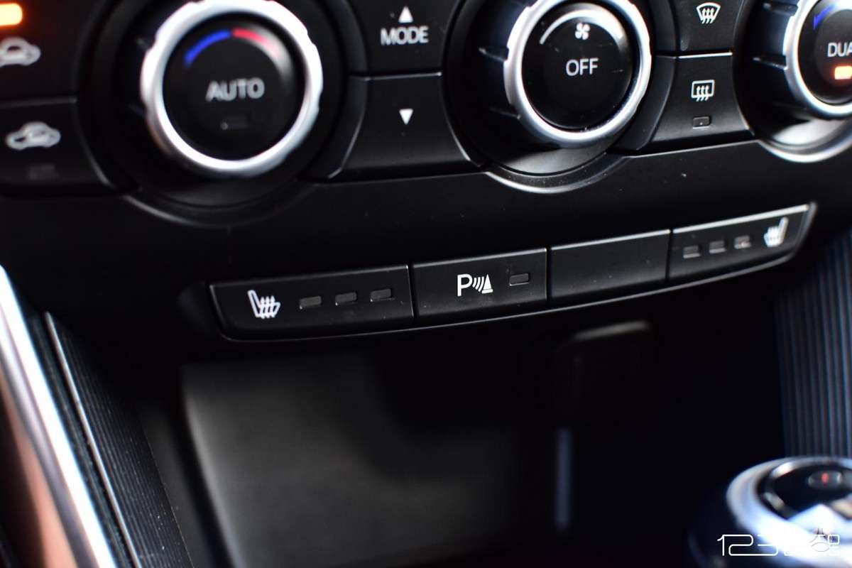 Mazda CX-5, 2.2 l., off-road / crossover