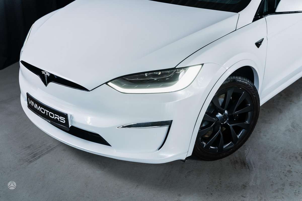 Tesla Model X - 9