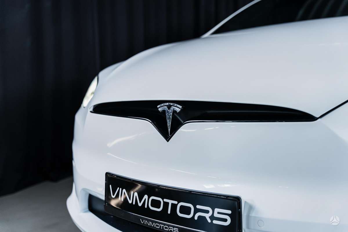 Tesla Model X - 10