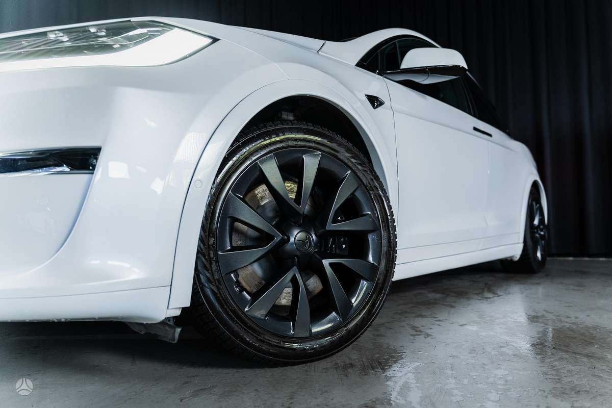 Tesla Model X - 11