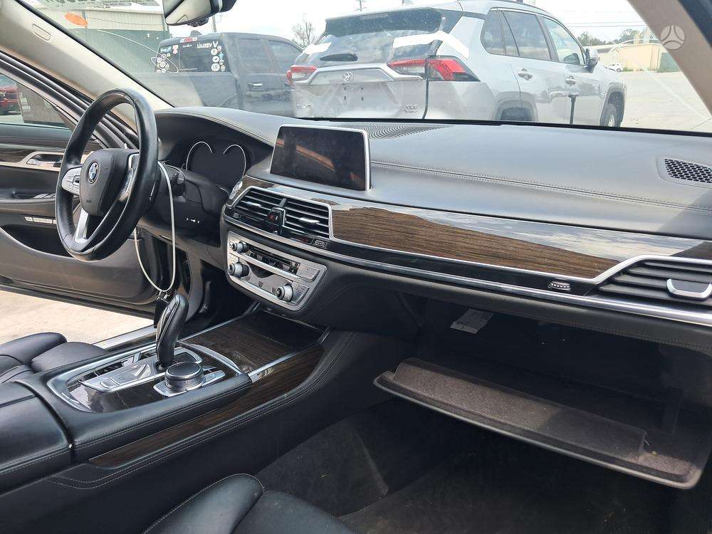 BMW 750, 4.4 l., Лимузин