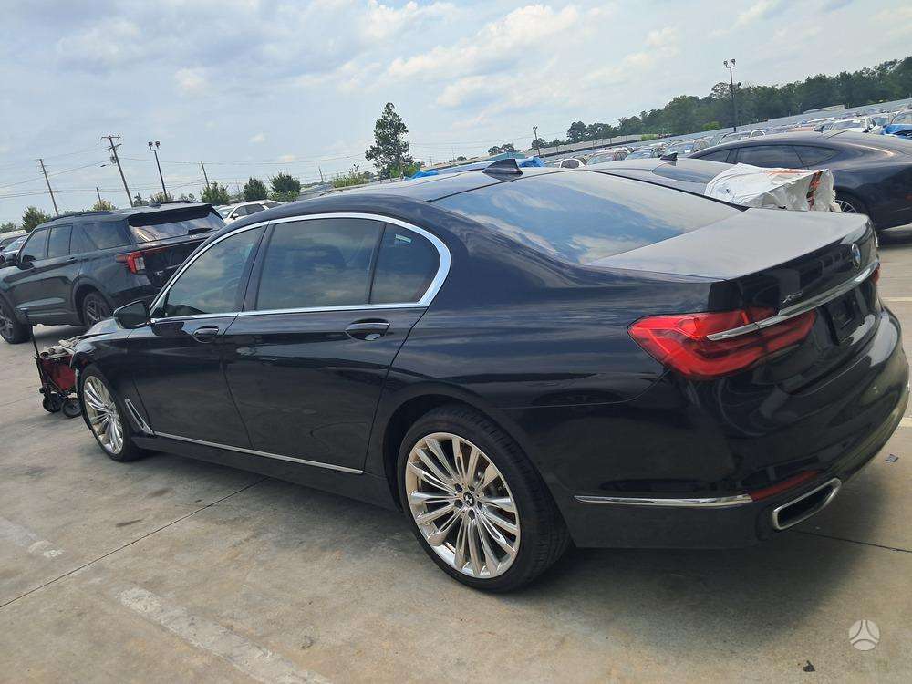 BMW 750, 4.4 l., Лимузин