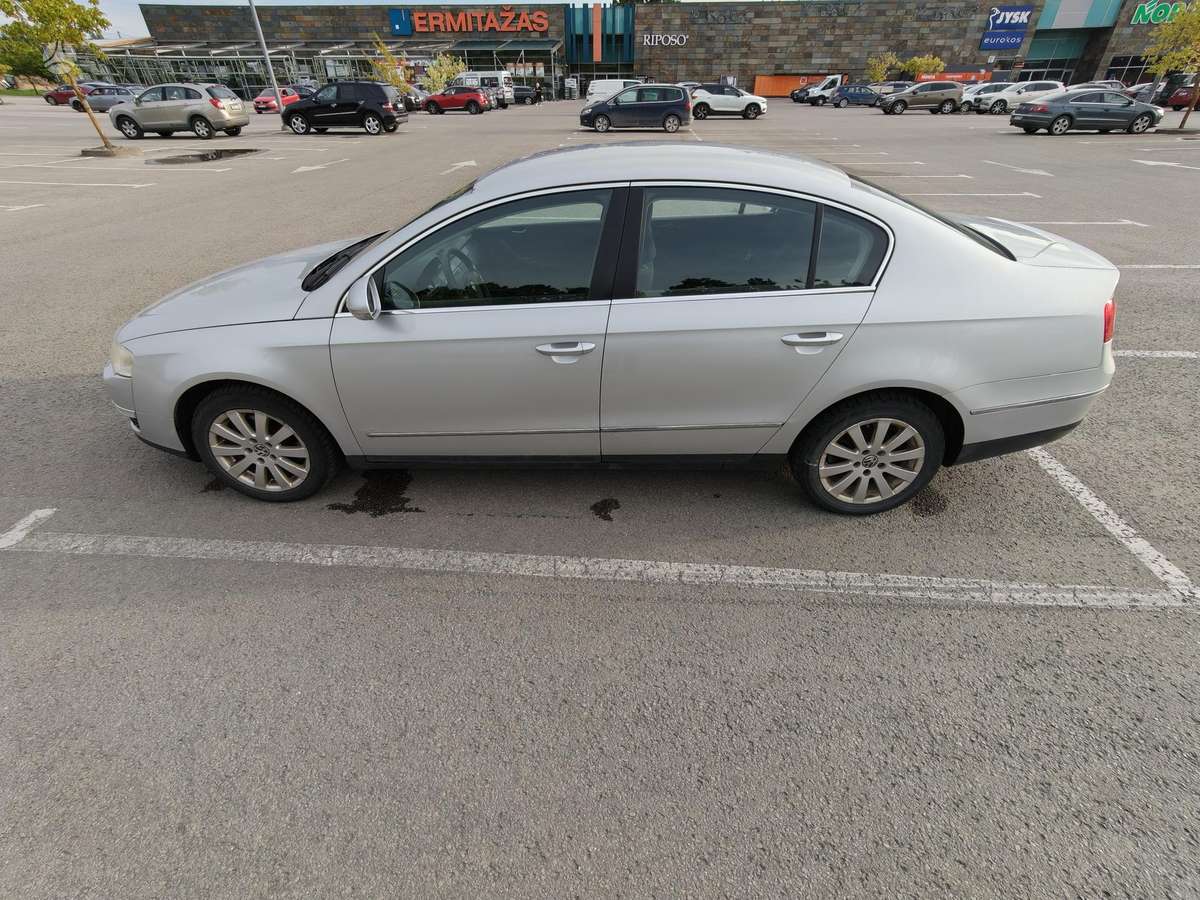Volkswagen Passat - 1