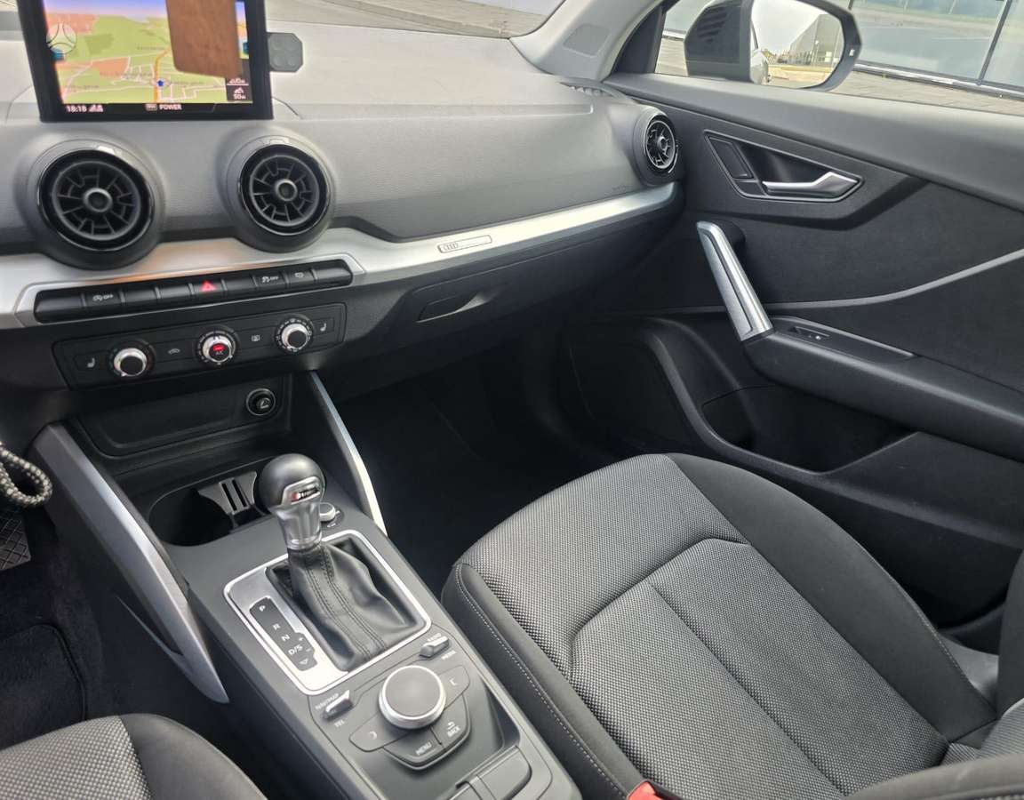 Audi Q2, 1.6 l., off-road / crossover