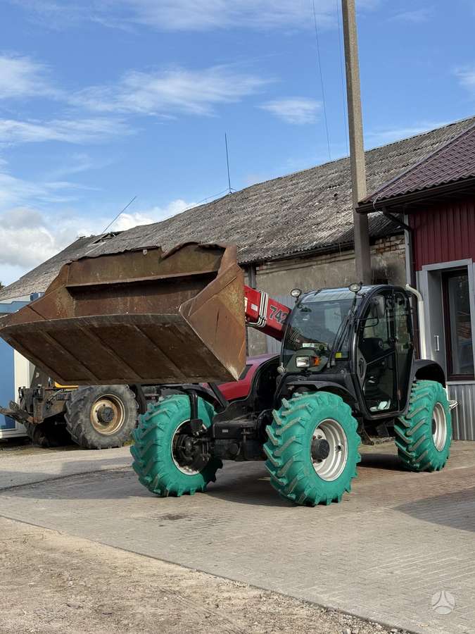 Case-IH 742 FarmLift, self-propelled loaders