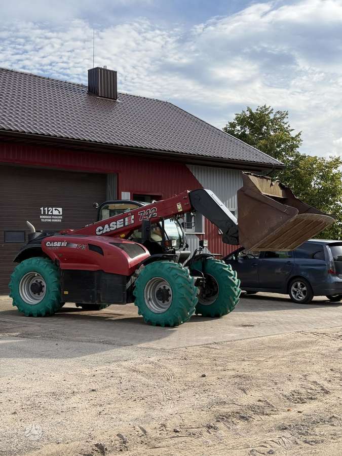 Case-IH 742 FarmLift, self-propelled loaders