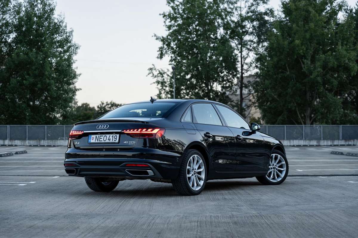Audi A4, 2.0 l., Седан