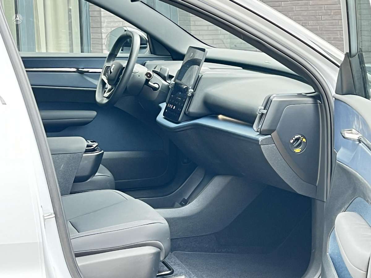 Volvo EX30, off-road / crossover