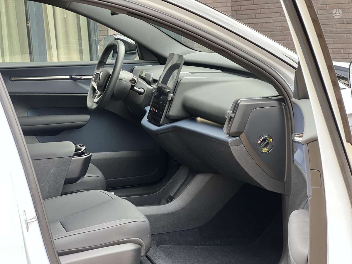 Volvo EX30, off-road / crossover