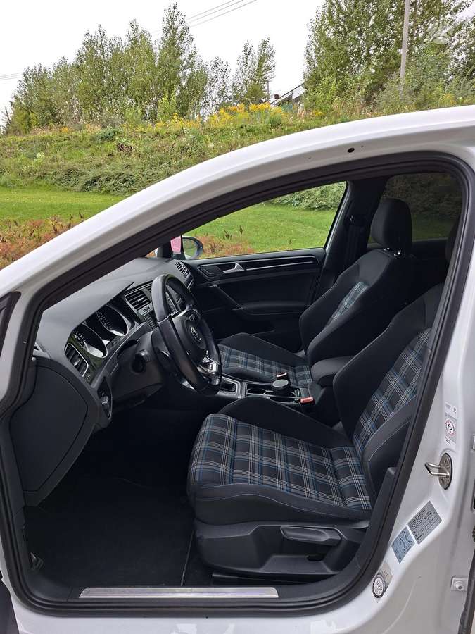 Volkswagen Golf - 10