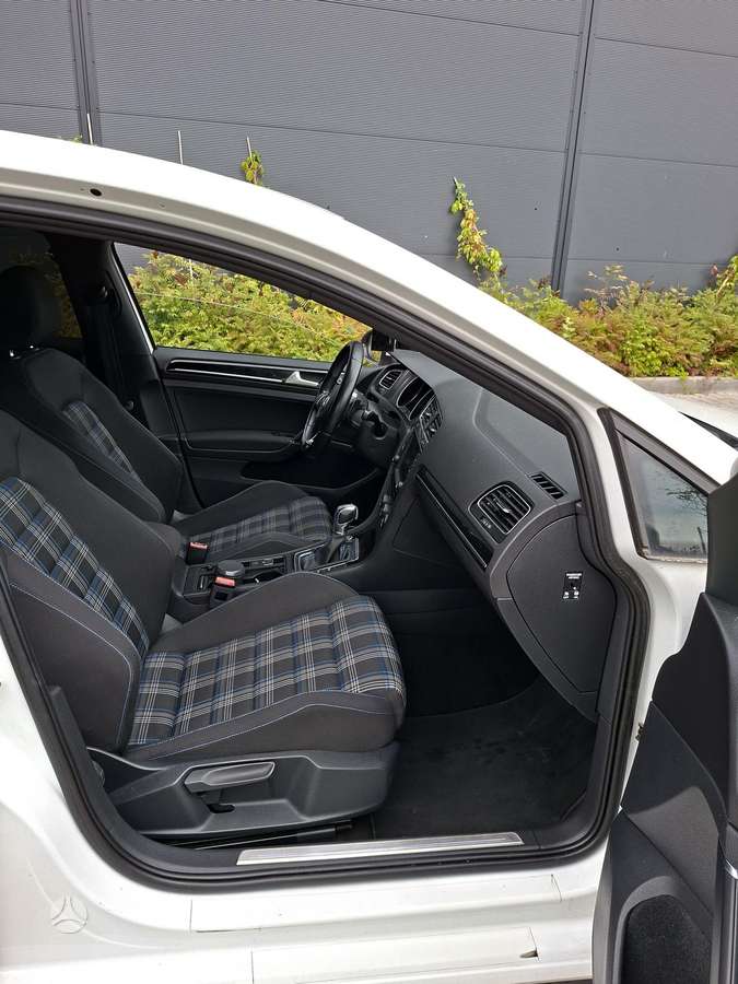 Volkswagen Golf - 11