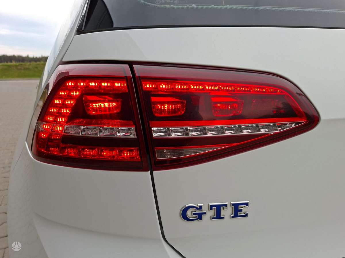 Volkswagen Golf - 1