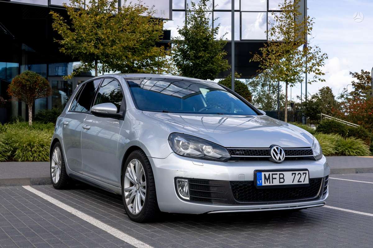 Volkswagen Golf - 1