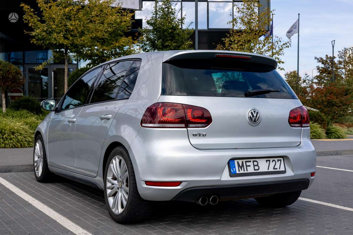 Volkswagen Golf - 6