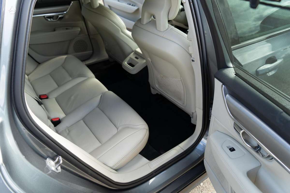 Volvo V90 Cross Country - 10