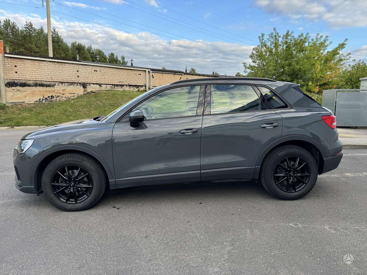 Audi Q3, 2.0 l., off-road / crossover