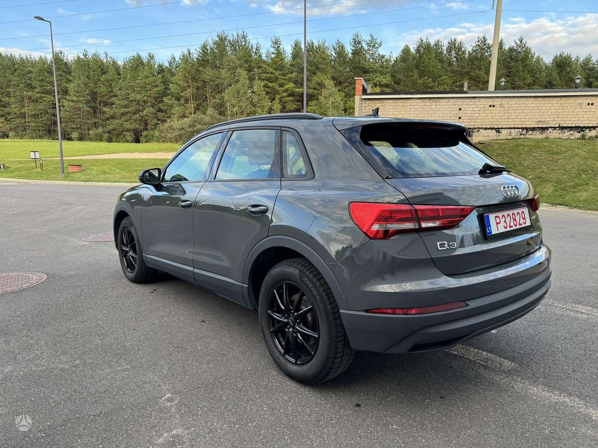 Audi Q3, 2.0 l., off-road / crossover