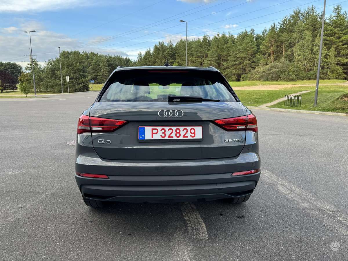 Audi Q3, 2.0 l., off-road / crossover