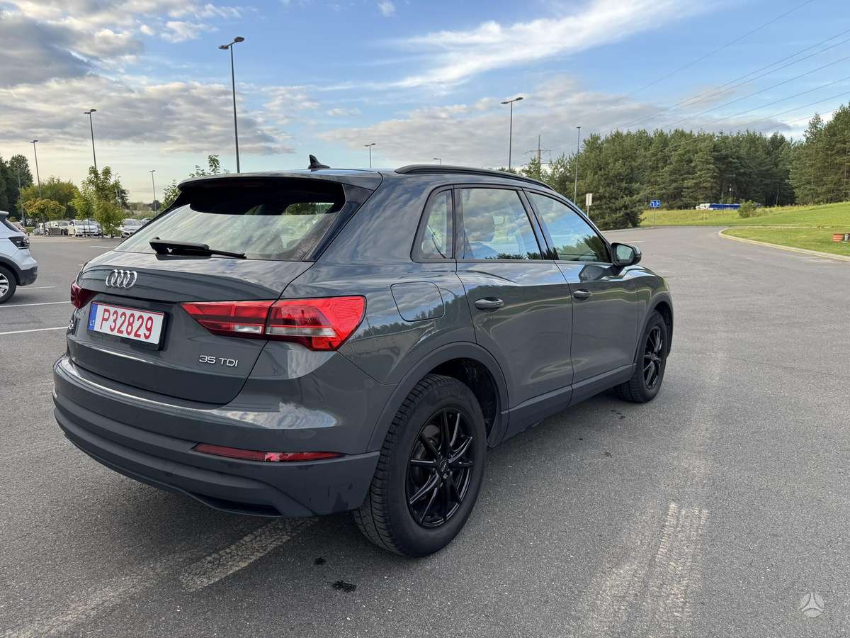 Audi Q3, 2.0 l., off-road / crossover