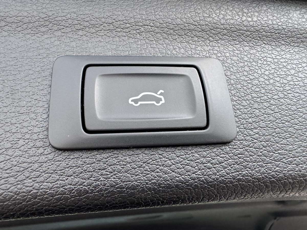 Audi Q3, 2.0 l., off-road / crossover