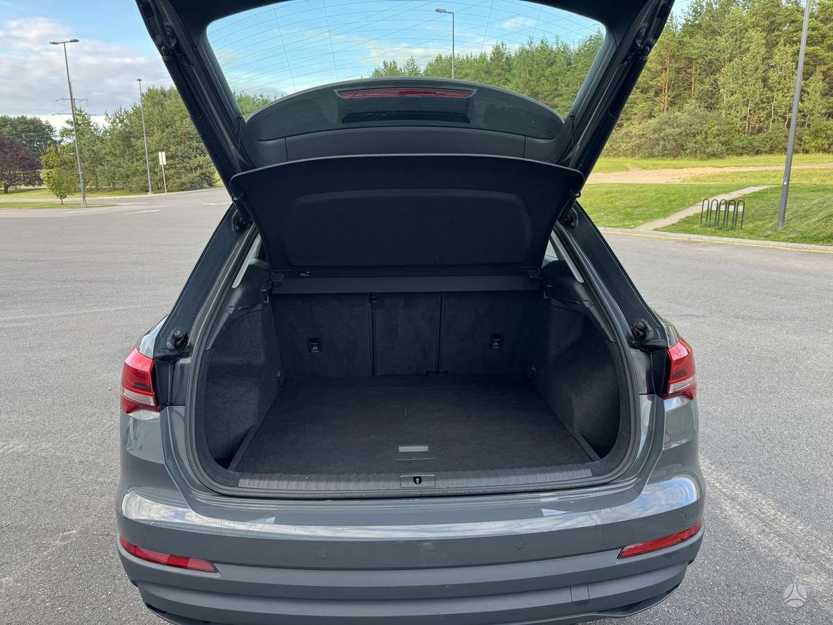 Audi Q3, 2.0 l., off-road / crossover