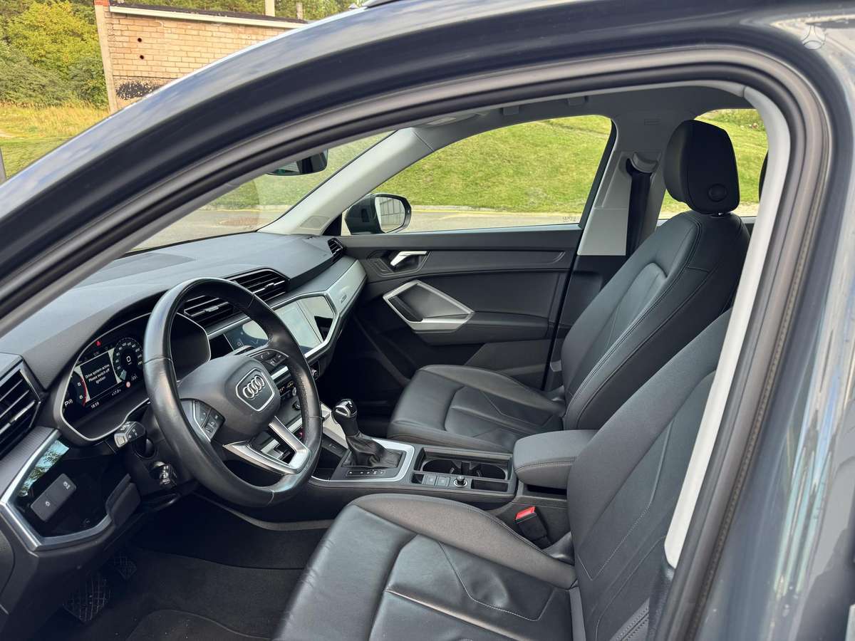 Audi Q3, 2.0 l., off-road / crossover