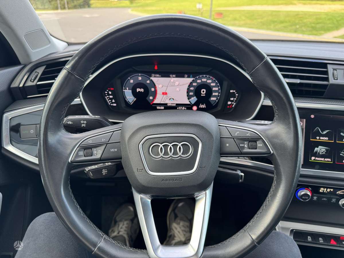 Audi Q3, 2.0 l., off-road / crossover