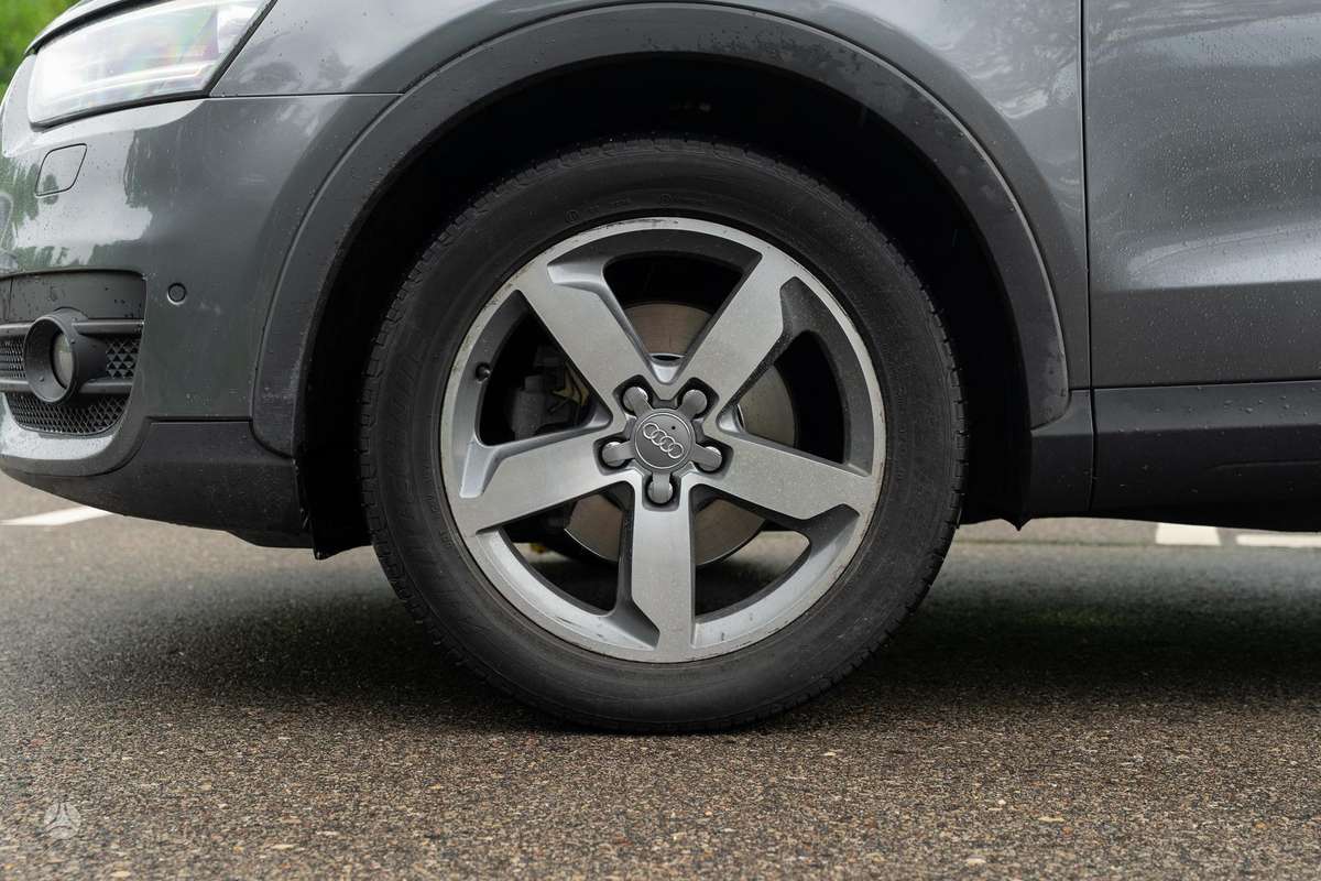Audi Q3, 2.0 l., off-road / crossover