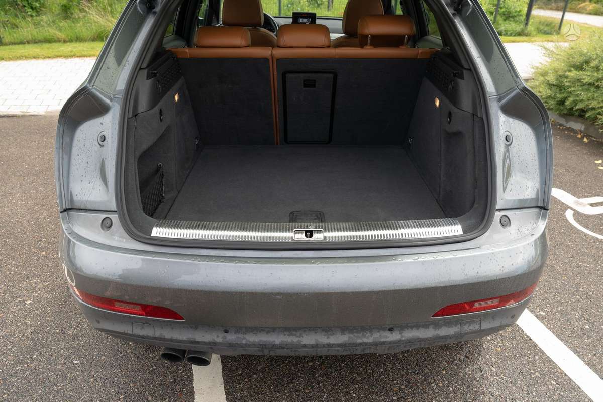 Audi Q3, 2.0 l., off-road / crossover