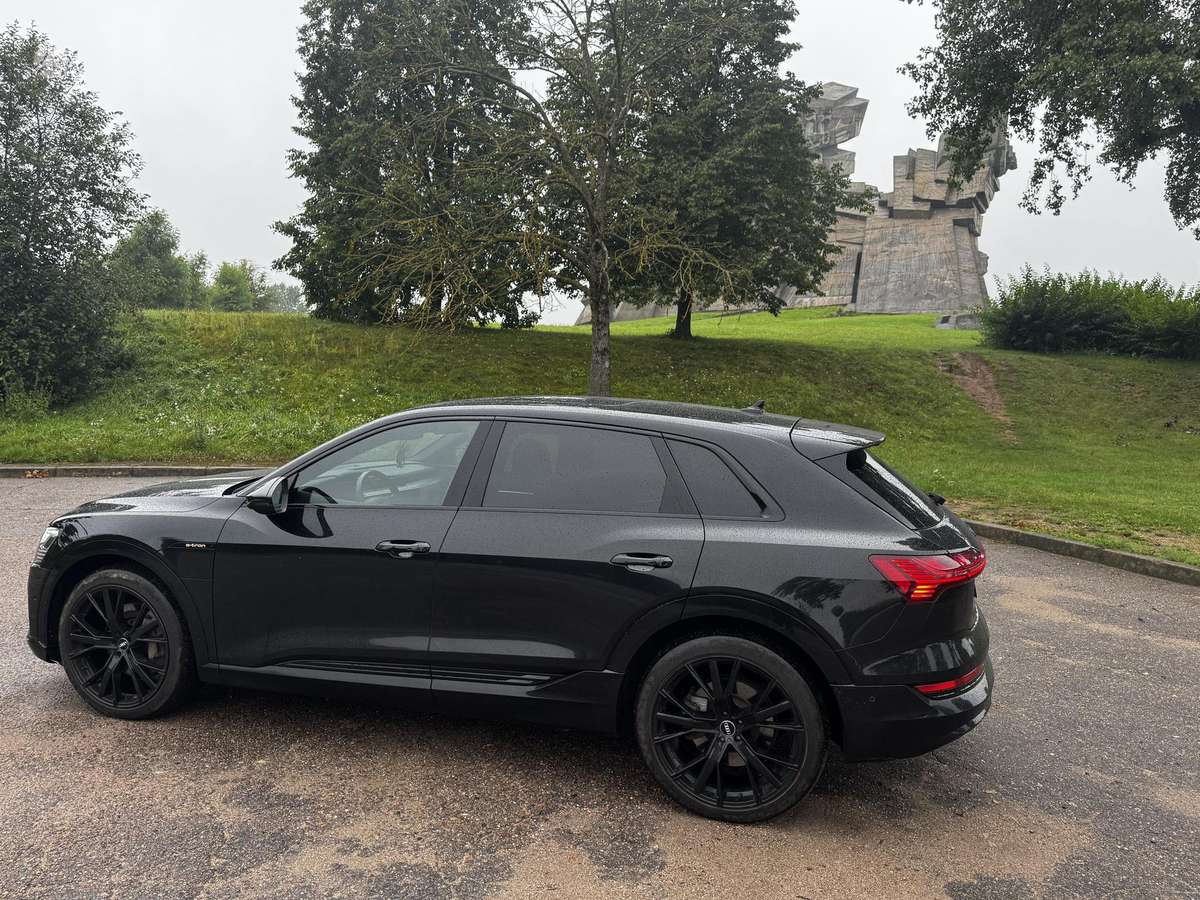 Audi e-tron, 95 kWh, off-road / crossover