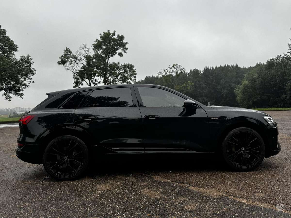Audi e-tron, 95 kWh, off-road / crossover