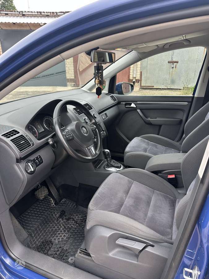 Volkswagen Touran - 12