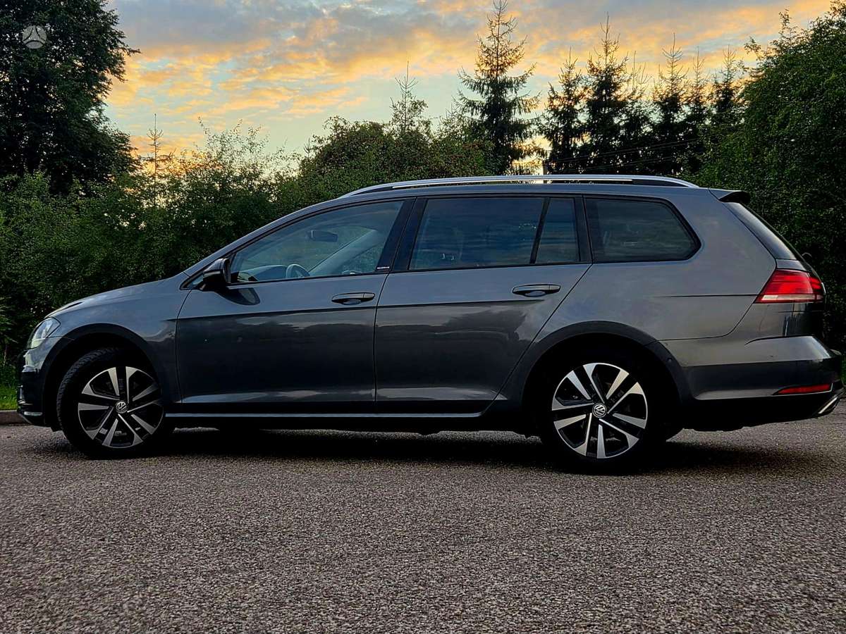 Volkswagen Golf - 1