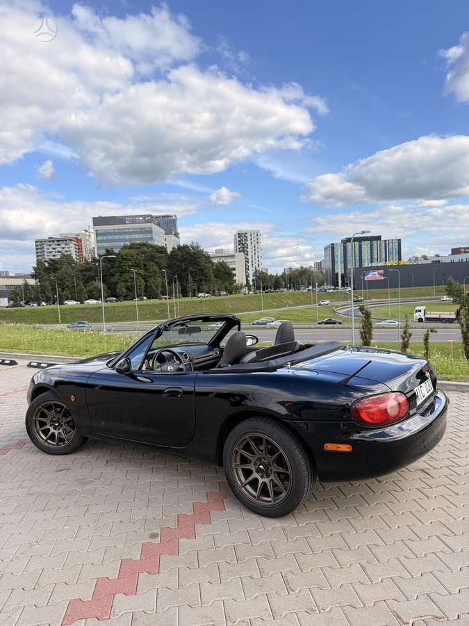 Mazda MX-5, 1.6 l., convertible