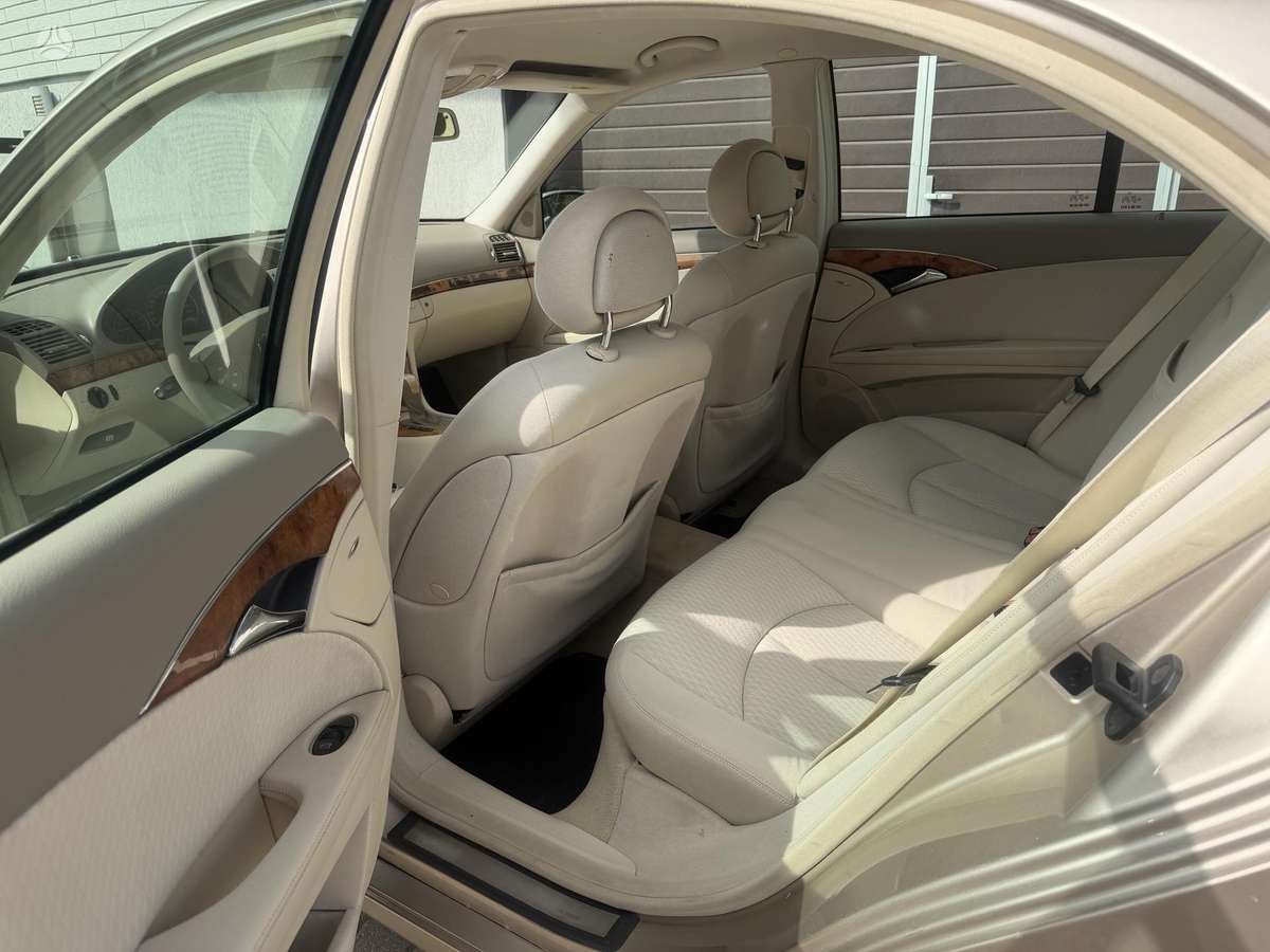 Mercedes-Benz E240, 2.6 l., Седан
