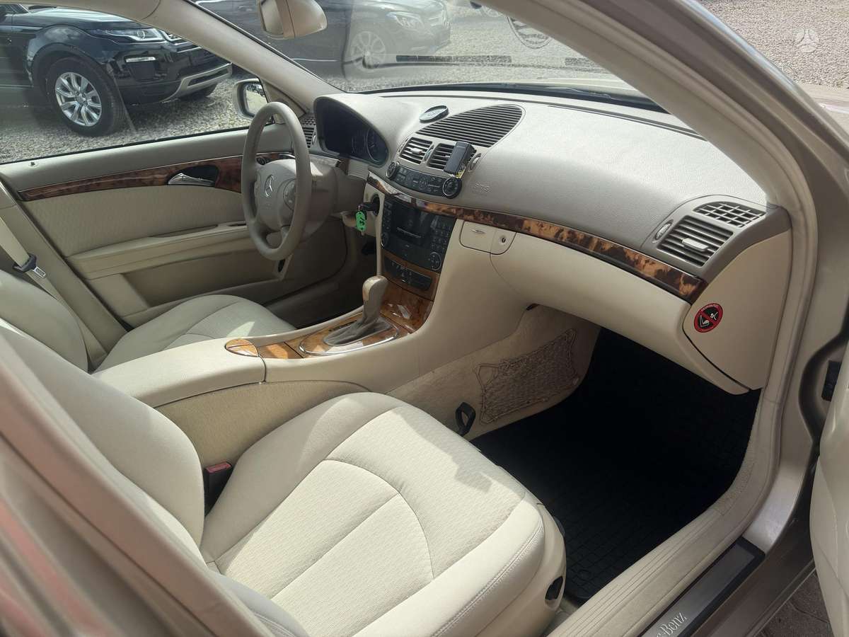 Mercedes-Benz E240, 2.6 l., Седан