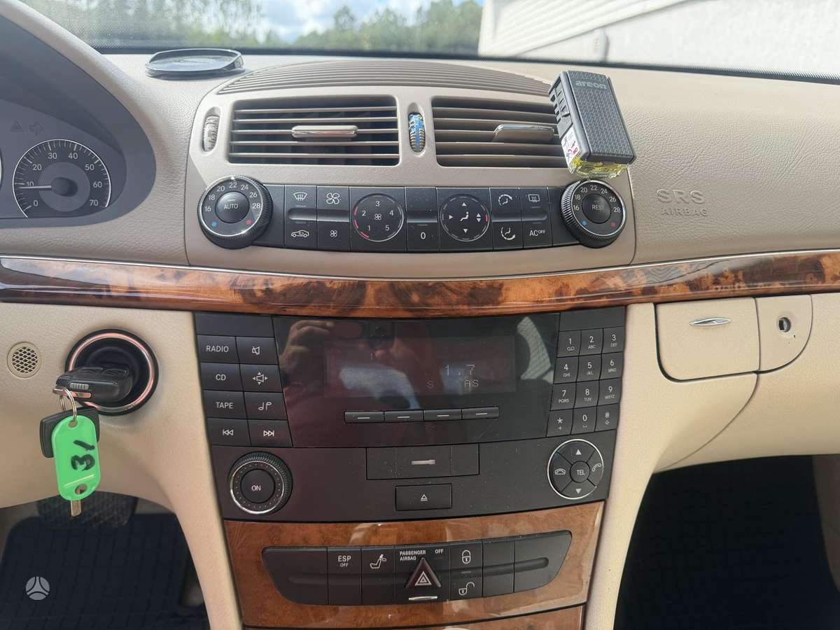 Mercedes-Benz E240, 2.6 l., Седан