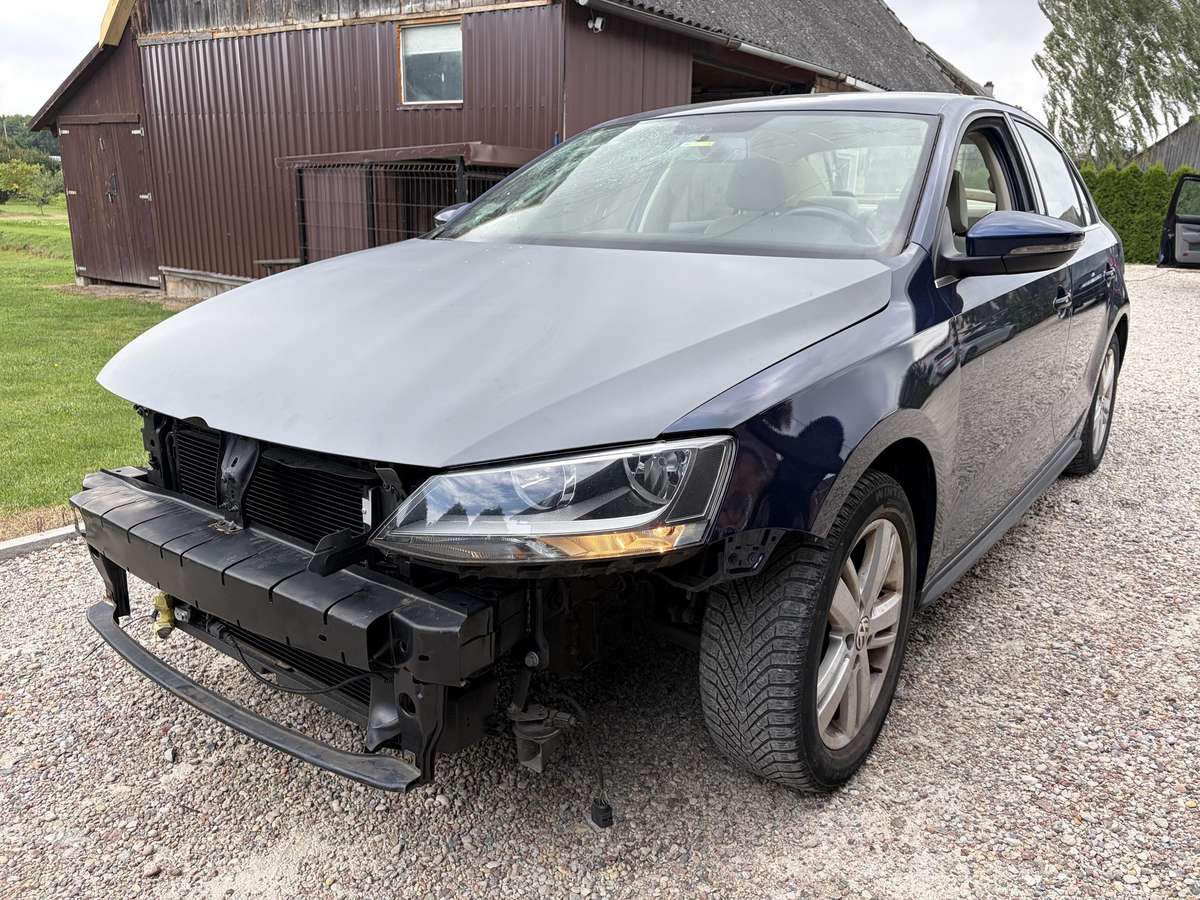 Volkswagen Jetta - 2
