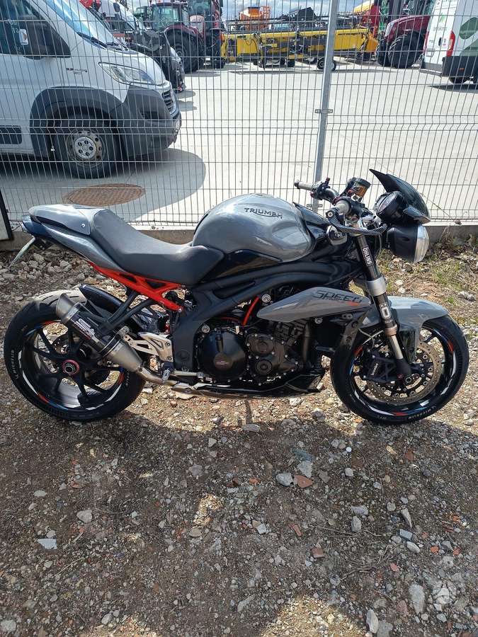 Triumph Speed Triple 1050cc, street / classic