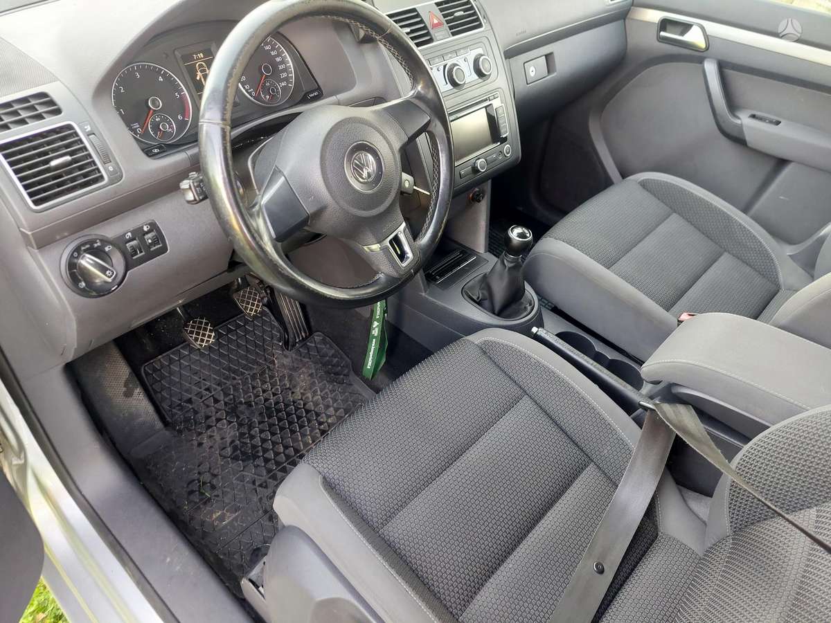 Volkswagen Touran - 11