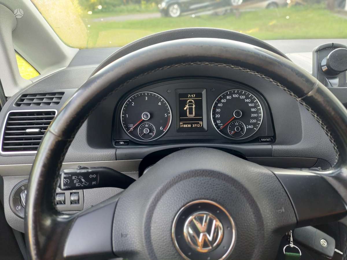 Volkswagen Touran - 12