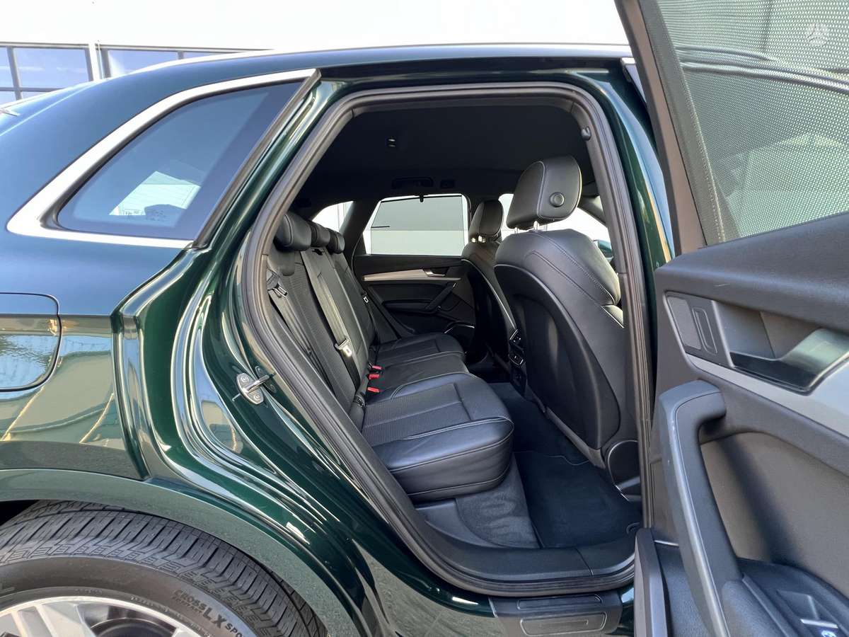 Audi Q5, 2.0 l., off-road / crossover